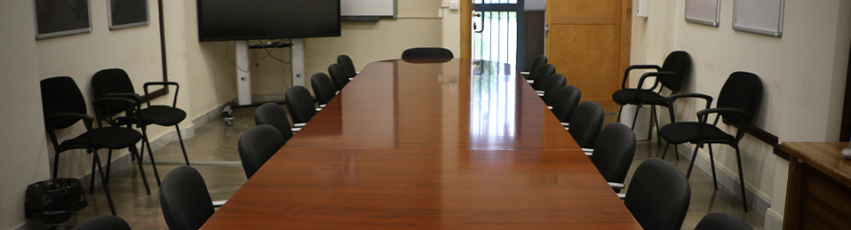 Sala de reuniones de la Facultad de Relaciones Laborales y Recursos Humanos con una mesa alargada y sillas a los lados