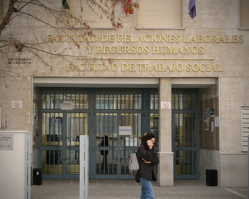 Fachada del Edificio San Jerónimo con el letrero de la Facultad de Trabajo Social y el de Relaciones Laborales y Recursos Humanos