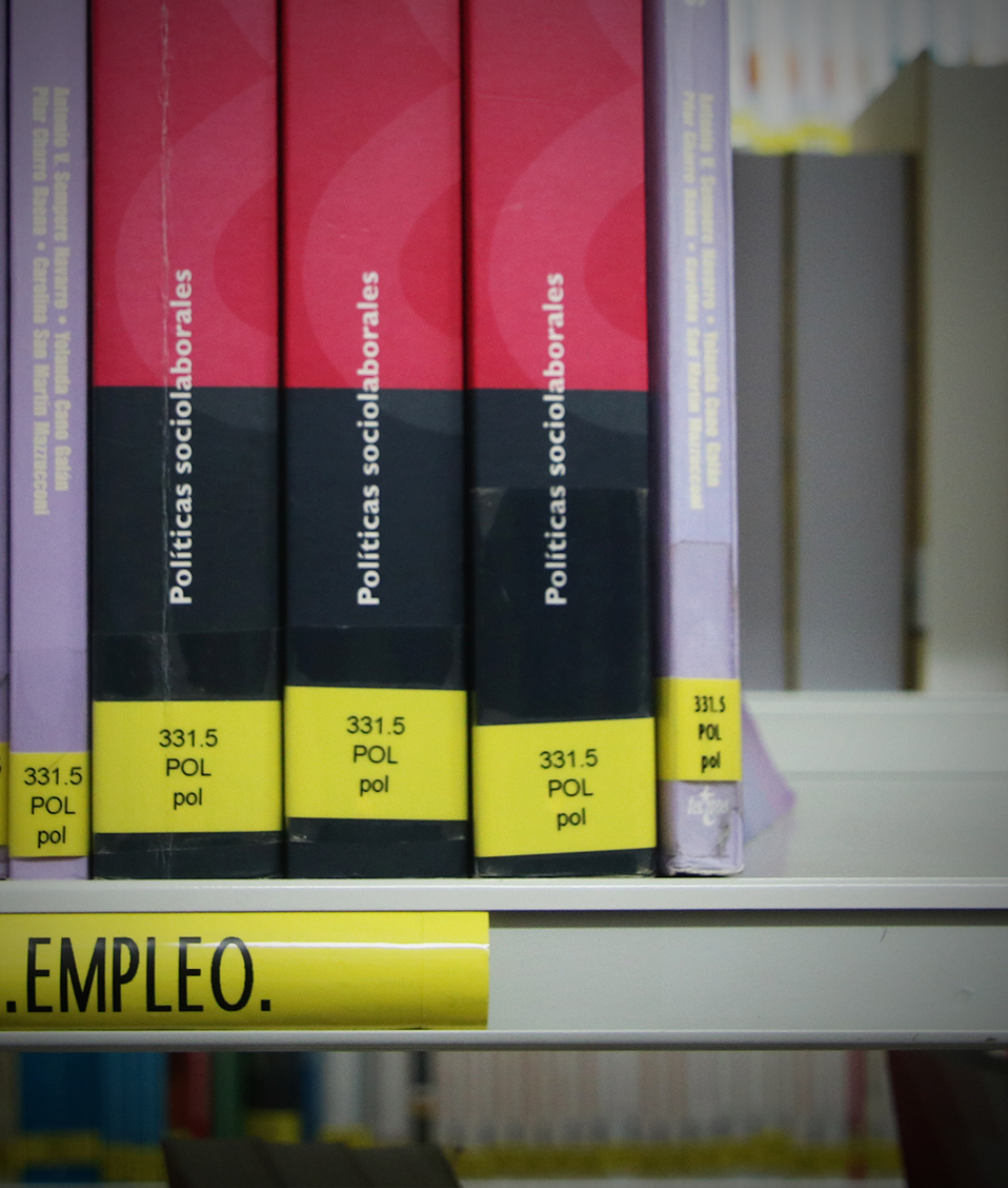Libros de la biblioteca de la Facultad de Relaciones Laborales y Recursos Humanos colocados en estanterías de forma organizada
