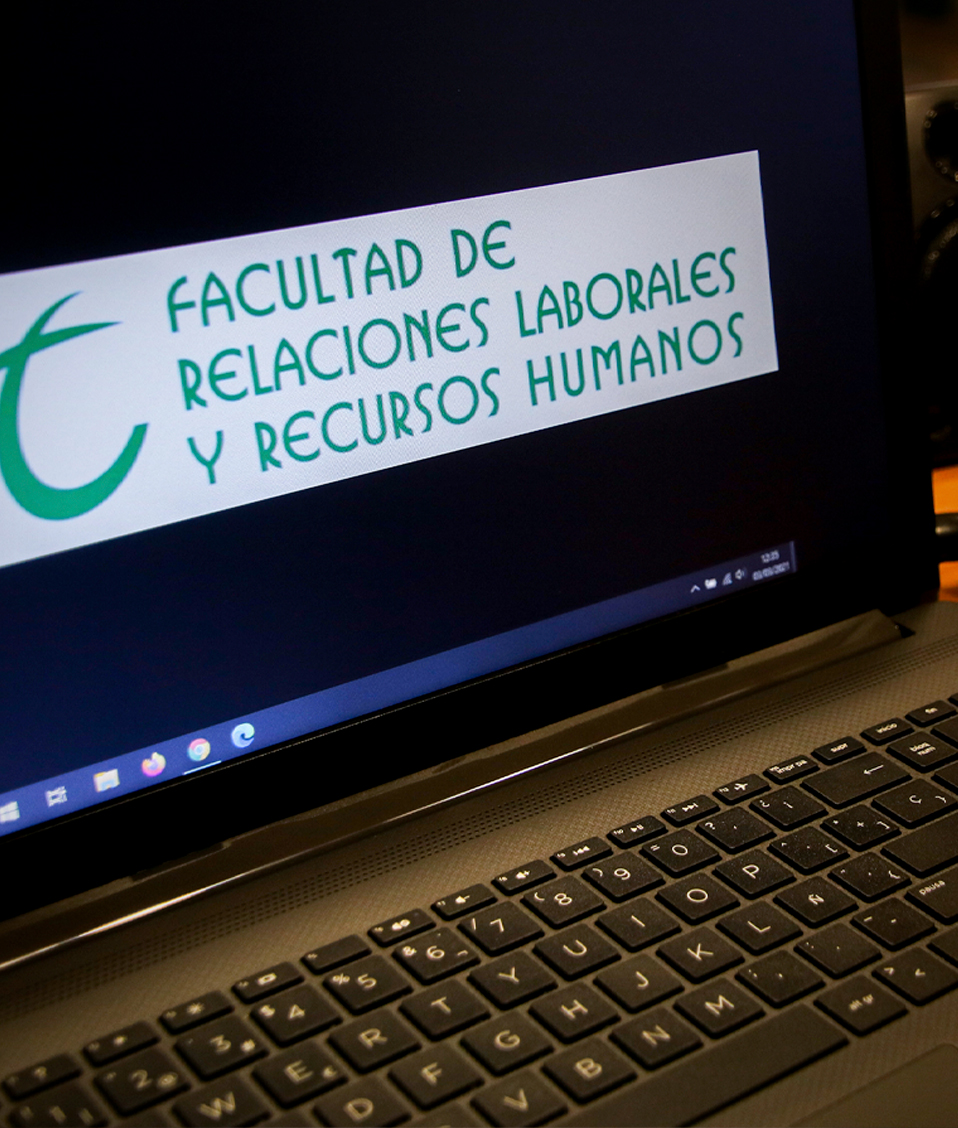 Ordenador con el logotipo de la Facultad de Relaciones Laborales y Recursos Humanos