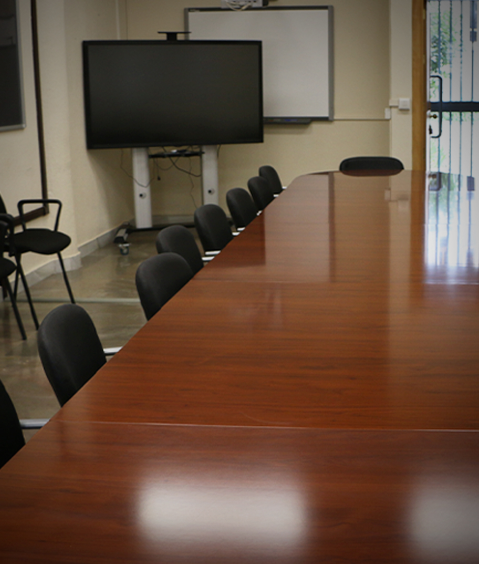 Sala de reuniones de la Facultad de Relaciones Laborales y Recursos Humanos con una mesa alargada y sillas a los lados