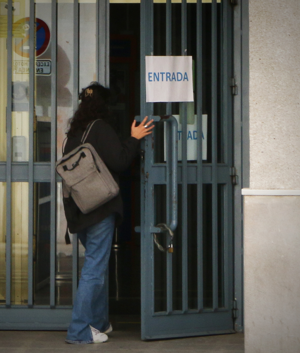 Estudiante entrando por la puerta principal al Edificio San Jerónimo, donde está la Facultad de Trabajo Social y la de Relaciones Laborales y Recursos Humanos