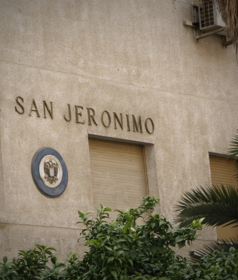 Fachada del Edificio San Jerónimo con árboles alrededor