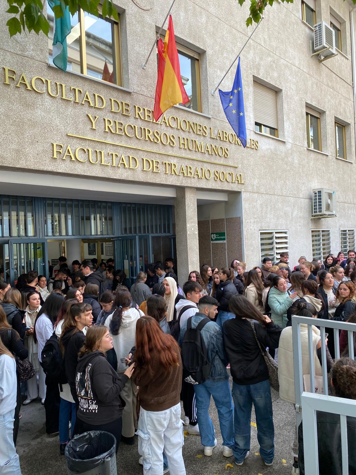 estudiantes en la puerta de la facultad