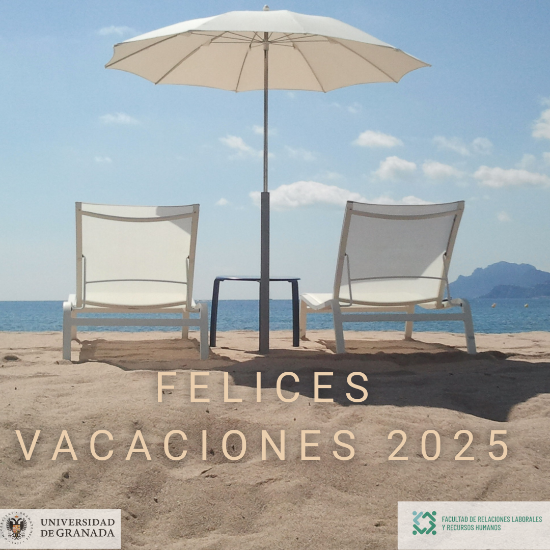 tumbonas desde atrás en la playa y con vistas al mar y a la montaña