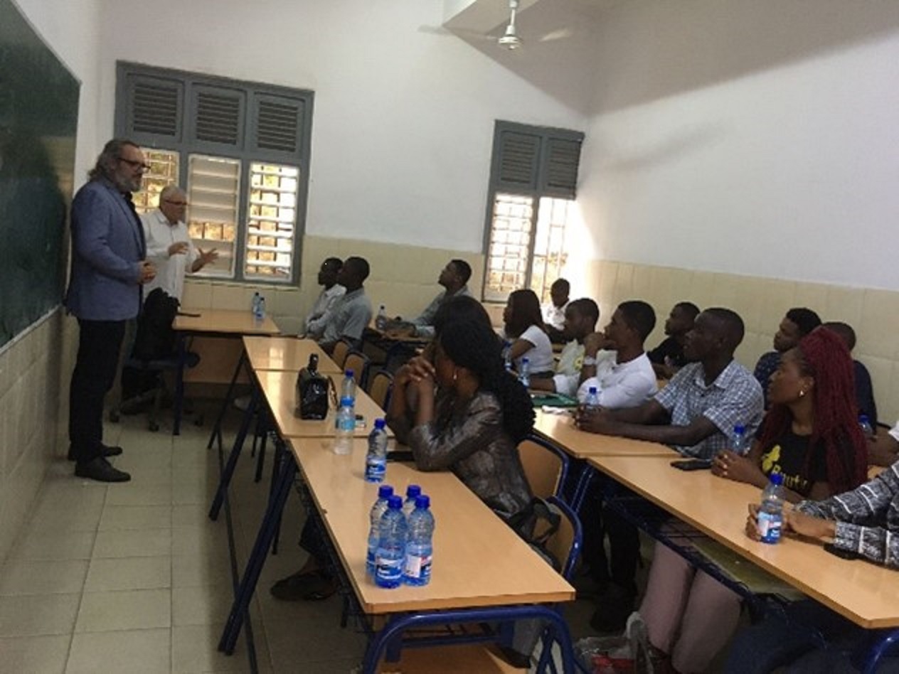 Foto en clase de la Universidad Nacional Guinea Ecuatorial