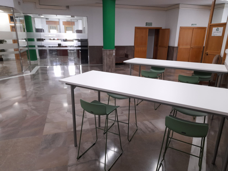 mesas altas y sillas altas en pasillo de la facultad mesas altas y sillas altas en pasillo