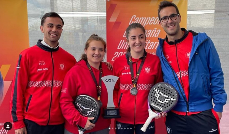 jugadores de padel con trofeo jugadores de padel con trofeo