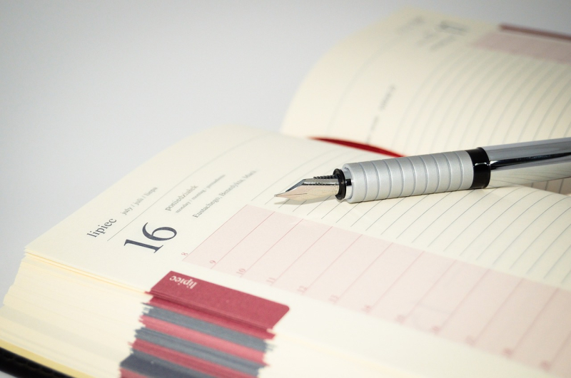 Pluma en una agenda abierta