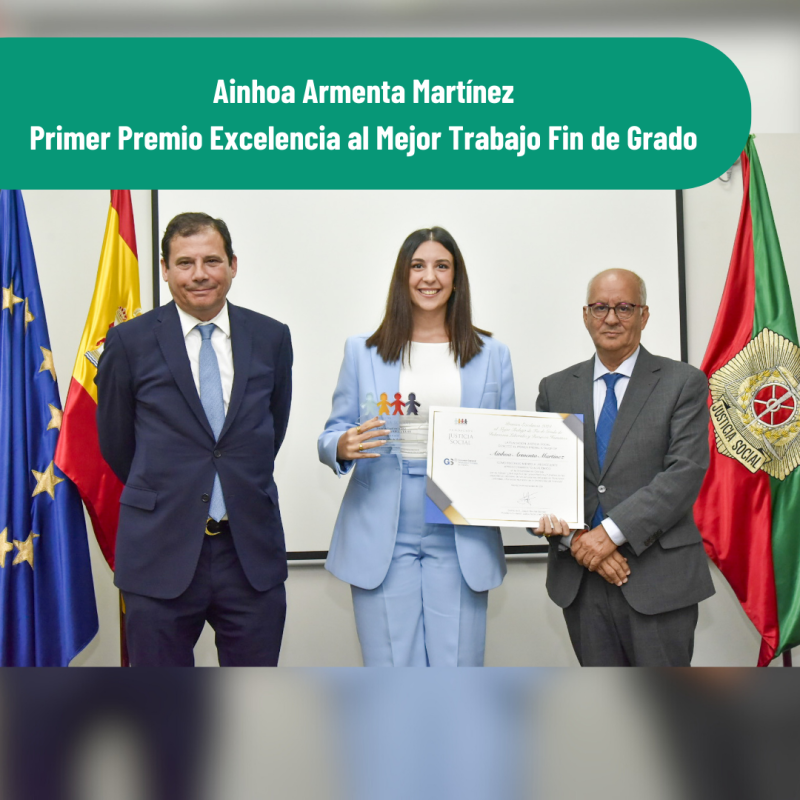 Ainhoa Armenta en el centro de la foto con el galardón y con dos personas de la Fundación Ainhoa Armenta en el centro de la foto con el galardón y con dos personas de la Fundación
