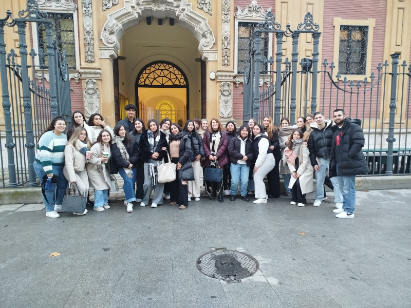 grupo de estudiantes en el palacio de San Telmo grupo de estudiantes en el palacio de San Telmo