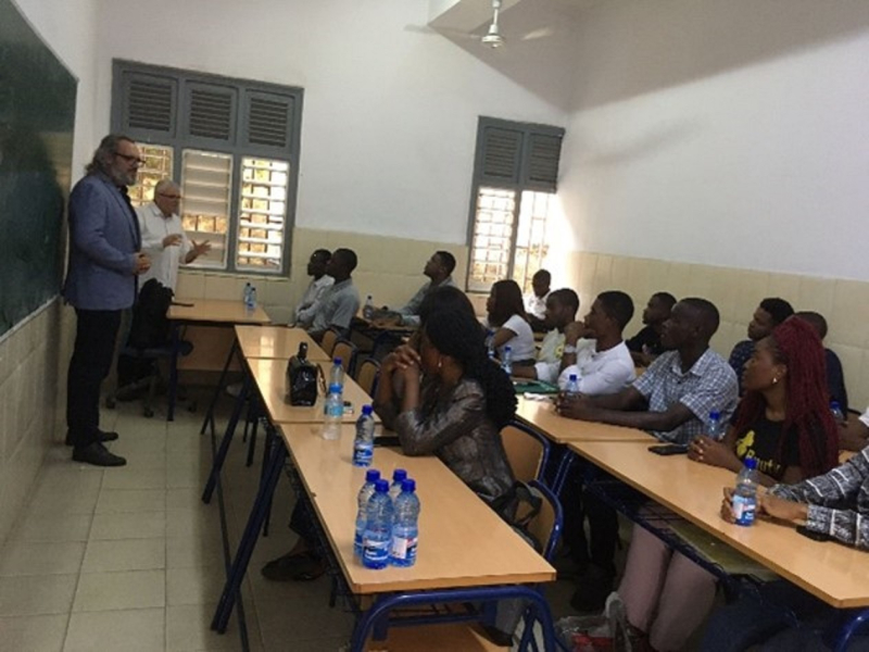 Foto en clase de la Universidad Nacional Guinea Ecuatorial Foto en clase de la Universidad Nacional Guinea Ecuatorial